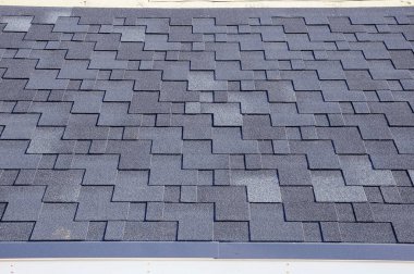 Asfalt çatı Zona arka plan üzerinde görünümü kapatın. Çatı Zona - çatı kaplama. Asfalt kiremit çatı.