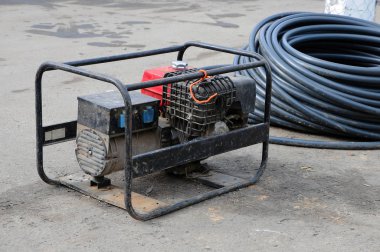 Taşınabilir elektrik jeneratörü. Yol çalışması tamiri.