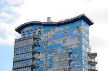 Bulutlar çizimleri ile modern çok katlı bina. Bacalar ve modern bir evin çatısında yıldırım çubuklar.