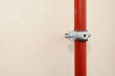 Metal kelepçe kanala bağlı olduğu