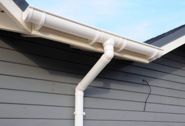 Yeni yağmur oluk mavi gökyüzü karşı bir ev. Yeni çatı.