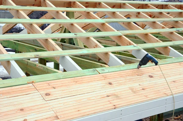 La estructura de madera del edificio. Edificio de marco de madera. Construcción de techos de madera. foto para casa. edificio de la casa. Instalación de vigas de madera en la construcción del sistema de armadura de techo de la casa . — Foto de Stock