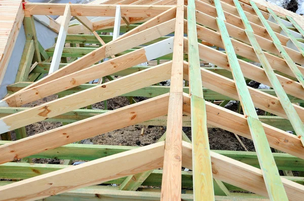 La estructura de madera del edificio. Edificio de marco de madera. Construcción de techos de madera. foto para casa. edificio de la casa. Instalación de vigas de madera en la construcción del sistema de armadura de techo de la casa . — Foto de Stock