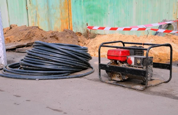 便携式发电机。修复的道路工程. — 图库照片