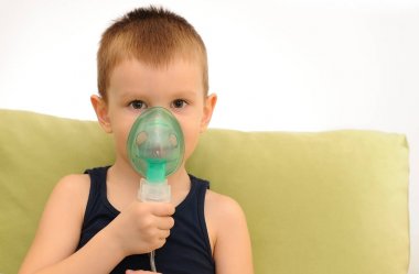 Çocuk solunum maskesi yüzünde