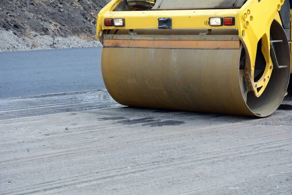 Closeup View on the road roller working on the new road construction site. Road repairs — Stock Photo, Image