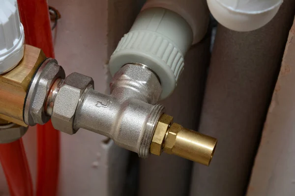 Instalación individual de calefacción doméstica. Tubo de conexión piso de agua tibia a la calefacción del colector . — Foto de Stock