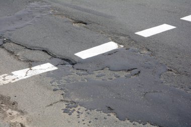 Kalitesiz yol onarım işi. Bozuk asfalt yol, kötü yol. 