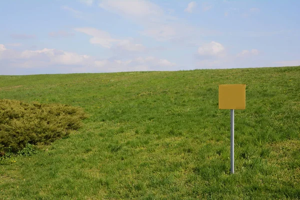 Colina de gramado com um sinal — Fotografia de Stock