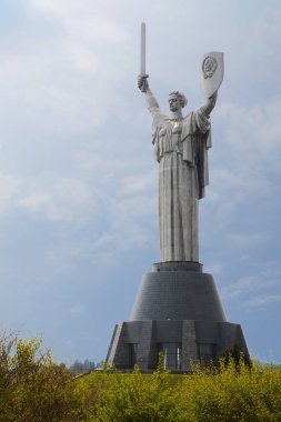 Kiev, Ukrayna - 16 Nisan 2017: Anavatan anıt olarak da bilinen Rodina-Mat', Büyük Vatanseverlik Savaşı adamış. Kiev 