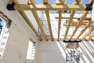 Bina ahşap yapı. Ahşap çerçeve yapılar. Ahşap çatı konstrüksiyonu. Fotoğraf ev için. Konut Yapı. Yükleme ahşap inşaat çatı makas sistemi evin kirişler..