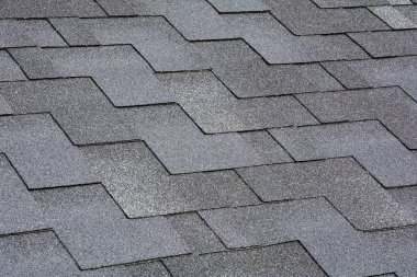 Asfalt çatı Zona arka plan üzerinde görünümü kapatın. Çatı Zona - çatı kaplama. Asfalt kiremit çatı.