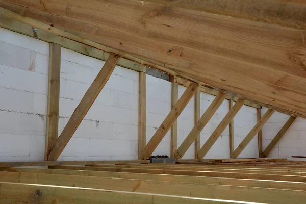 建筑的木结构。木结构建筑。木制的屋面工程施工。家的的照片。房屋建筑。安装的木梁施工在房子的屋顶桁架系统. — 图库照片