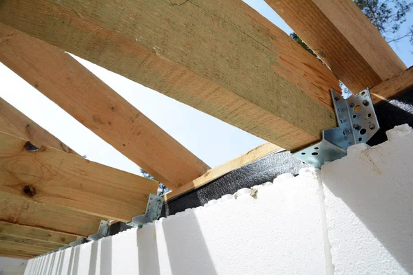 La estructura de madera del edificio. Edificio de marco de madera. Construcción de techos de madera. foto para casa. edificio de la casa. Instalación de vigas de madera en la construcción del sistema de armadura de techo de la casa . — Foto de Stock