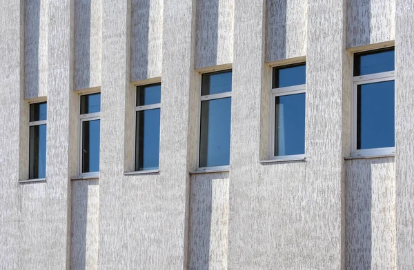 Ένα νέο παράθυρο στο σπίτι. Το διακοσμητικό ασβεστοκονίαμα. Αστικό σπίτι ή κτίριο, πρόσοψη μοτίβο. — Φωτογραφία Αρχείου
