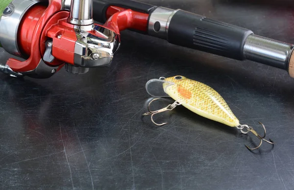 Fishing tackle - spinnen, vislijn, haken en Wobblers vissen op achtergrond — Stockfoto