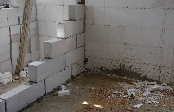 화난된 콘크리트 블록에서 만든 미완성된 집 벽 — 스톡 사진