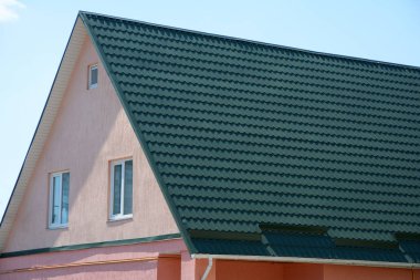 Metal çatı. Yağmur oluk.