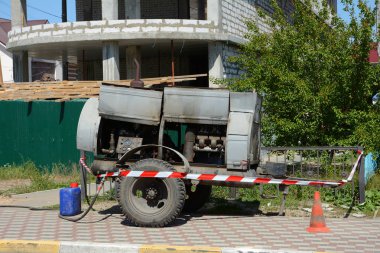 Eski dizel kompresör ile römork. Site oluşturma taşıtlar Park
