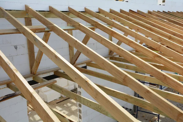 La estructura de madera del edificio. Edificio de marco de madera. Construcción de techos de madera. foto para casa. edificio de la casa. Instalación de vigas de madera en la construcción del sistema de armadura de techo de la casa . — Foto de Stock