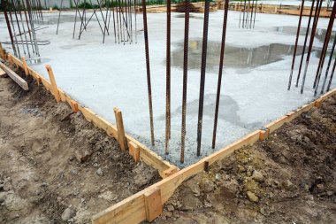 Betonarme temel tasarımı. Çelik takviyeli beton ve ahşap yapılan kalıp yapılmış.