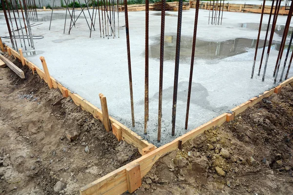 Conception de fondations en béton armé. Fabriqué à partir de béton armé en acier et le moule en bois . — Photo