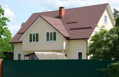 Kiev, Ukrayna - 06 Mayıs 2017: Metal çatı. Yeni yağmur oluk sistemi ve çatı koruma kar Kurulu (kar guard) ev yapımı. Sistem bacaları. Uzun metal çit.