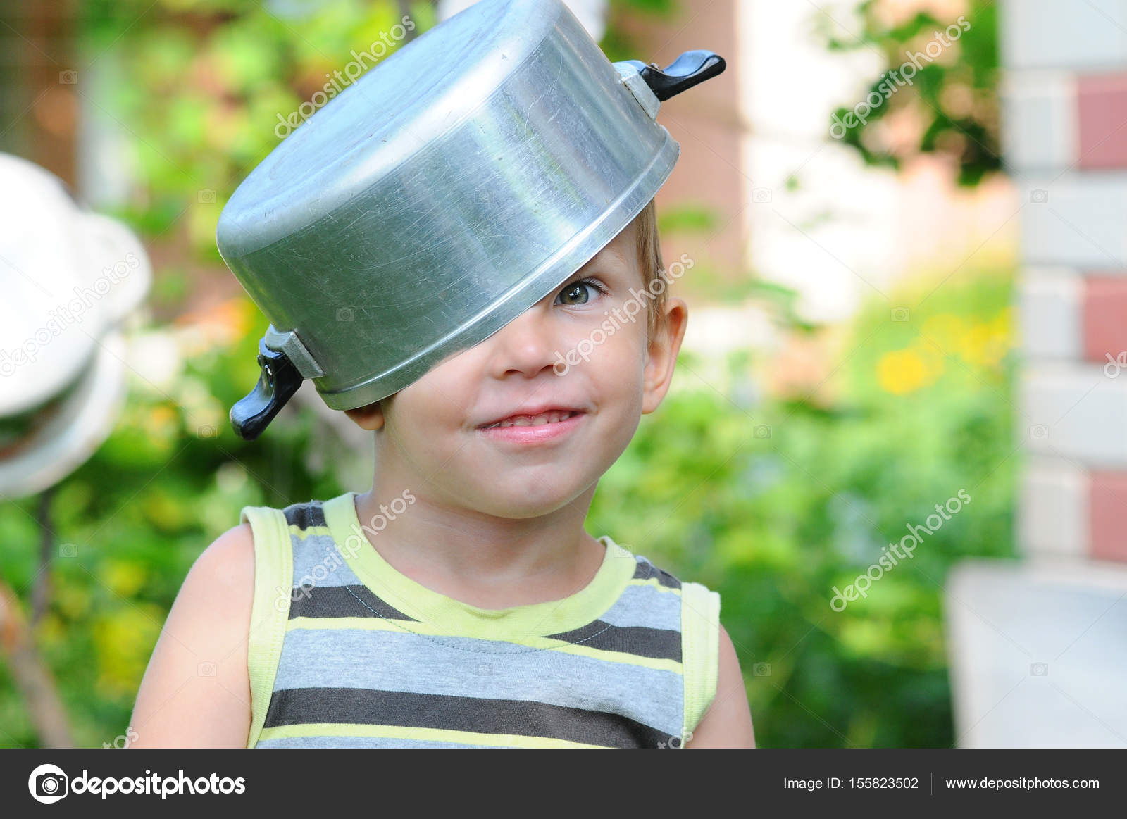 Petit garçon avec une casserole sur la tête. enfant avec une