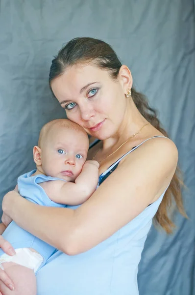 O amor e a ternura da mãe. Mãe e bebé. Família feliz. A mãe de olhos azuis tem uma criança. os olhos azuis os mais bonitos do mundo — Fotografia de Stock