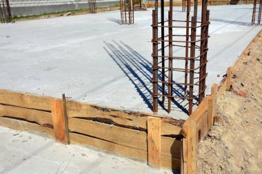 Betonarme temel tasarımı. İşçiler tarafından inşa edilmiştir. Metal çerçeve.