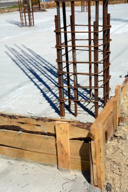 Betonarme temel tasarımı. İşçiler tarafından inşa edilmiştir. Metal çerçeve.