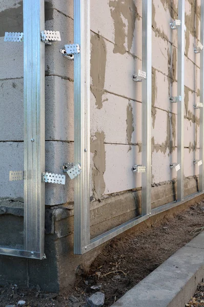 Marco para placas de yeso. Muro de yeso está en construcción Basado en la pared del bloque de gas y la fundación . — Foto de Stock