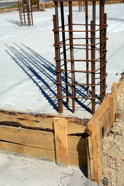 Conception de fondations en béton armé. Construit par des travailleurs. Cadre métallique . — Photo