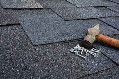 Asfalt çatı Zona arka plan. Çatı Zona - çatı kaplama. Asfalt çatı Zona çekiç ve çivi