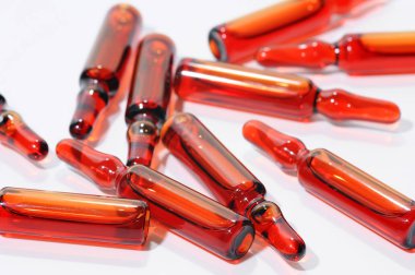 Ampul beyaz arka plan üzerinde sürü. İlaç ile ampul yakın çekim