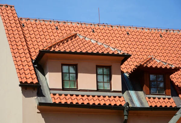 Tavan Windows ile yeni kırmızı Zona çatı ve yağmur oluk. Mansard penceresi olan yeni ev.