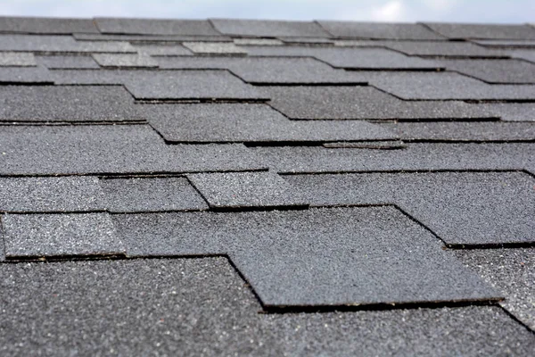 Close up view on Asphalt Roofing Shingles Background. Roof Shingles - Roofing. Bitumen tile roof. — Stock Photo, Image