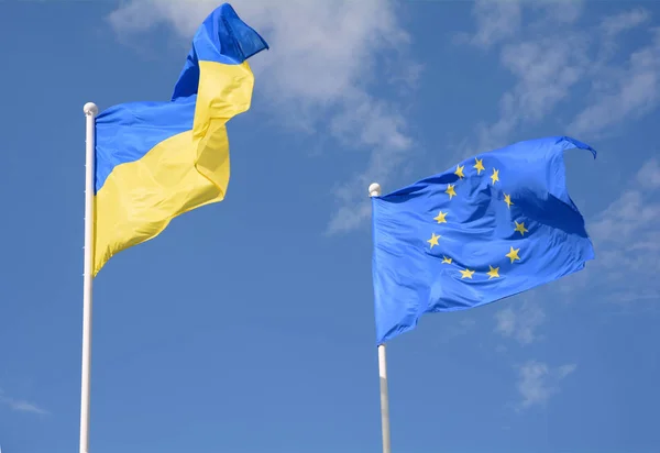 Drapeaux de l'Ukraine et de l'Union européenne (UE) flottant dans le vent — Photo