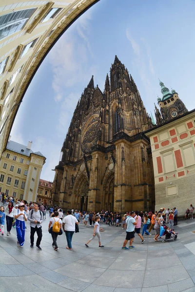 PRAGUE, CZECH TASAVALTA - HEINÄKUU 20 2017 Pyhän Vituksen katedraali, Prahan linna Valokuvattu Fisheye-linssillä — kuvapankkivalokuva