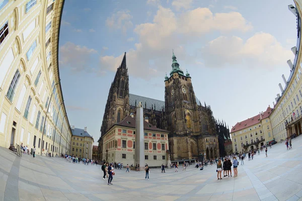 PRAGUE, CZECH TASAVALTA - HEINÄKUU 20 2017 Pyhän Vituksen katedraali, Prahan linna Valokuvattu Fisheye-linssillä — kuvapankkivalokuva