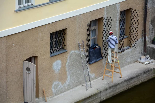 Instalação de trabalho de grelhas em janelas. Empreiteiro instalar barras de segurança de ferro de janela para a segurança da casa . — Fotografia de Stock