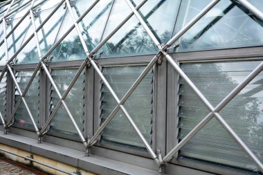 Sera cam ve metal karkas yapılan. 