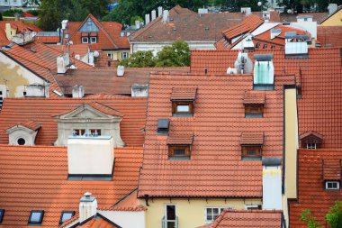Eski kentin seramik çatıları, Prague, Çek Cumhuriyeti. Kırmızı Zona çatı tavan ve tepe pencereleri windows ile.