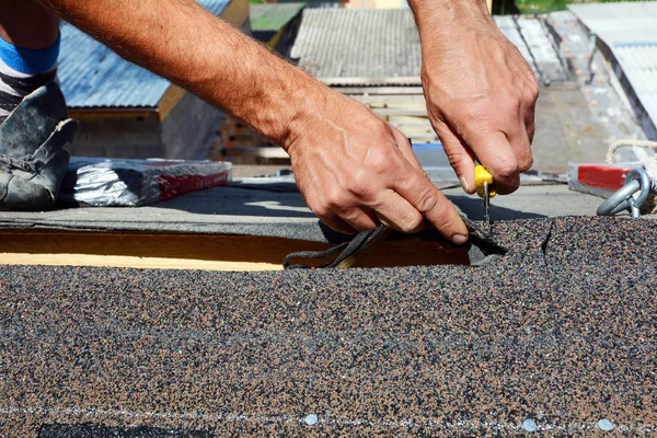 从瓦屋面的修复。屋顶的切割油毡或沥青在防水工程。屋顶瓦片. — 图库照片
