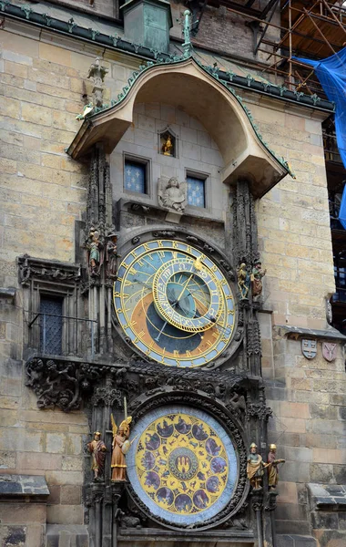 Prag, Tschechische Republik - 16. Juli 2017: Glockenspiel von Prag. alte astronomische Uhr in Prag, Altstadtplatz, Tschechische Republik — Stockfoto