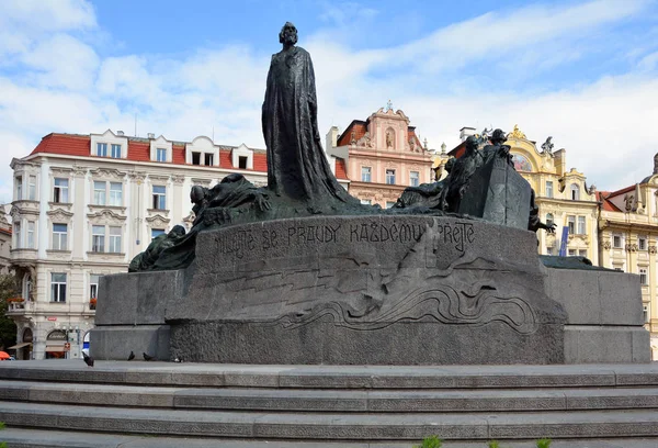 Prague, Çek Cumhuriyeti - 20 Temmuz 2017: Jan Hus Memorial eski kasaba meydanında Prag, Çek Cumhuriyeti.