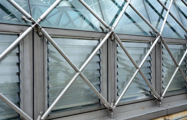 Sera cam ve metal karkas yapılan. 