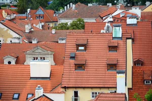 Toits de tuiles de céramique de la vieille ville, Prague, République tchèque. Bardeaux rouges Toit avec grenier et lucarnes fenêtres . — Photo
