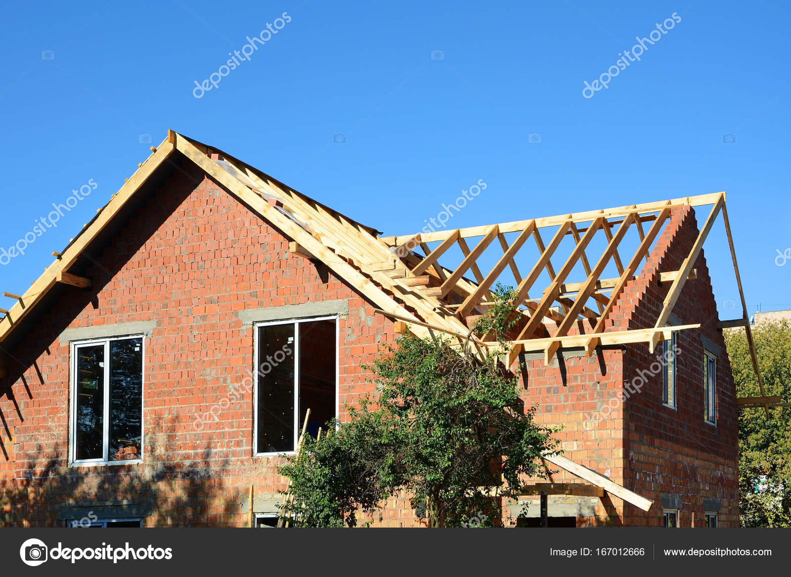 건설 중인 집입니다. 나무 지붕 공사입니다. 미완성된 집 건물입니다. 나무의 설치는 집의 지붕 트 러 스 시스템 건설에 광선. — 스톡  사진 © cherokee4 #167012666, image size:1600x1167