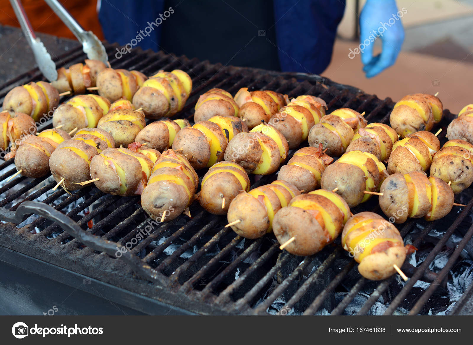 Bratkartoffeln mit Zwiebeln und Speck. Kartoffeln auf dem Grill ...